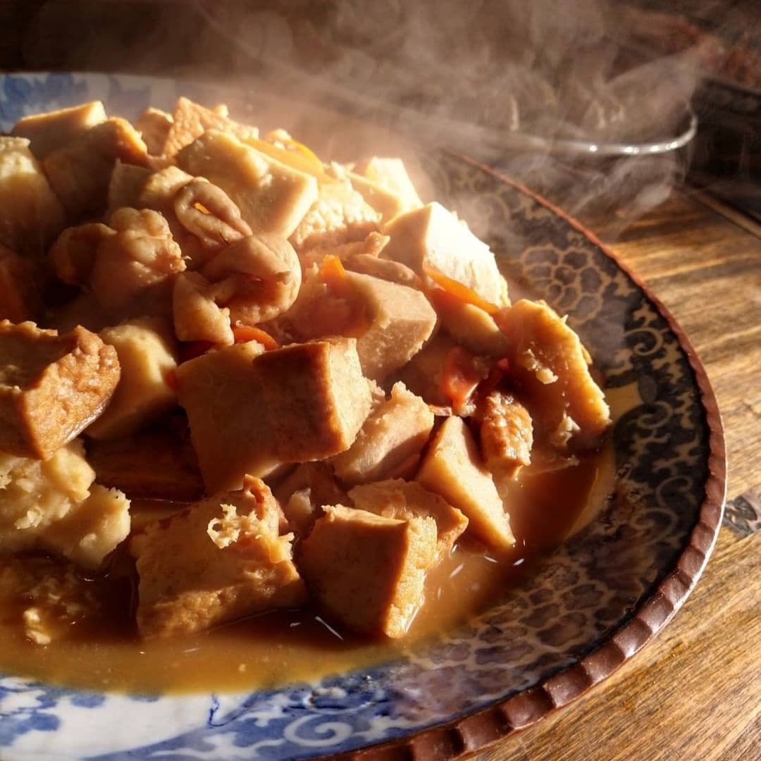 店頭に並ぶ色とりどりの手作りお惣菜