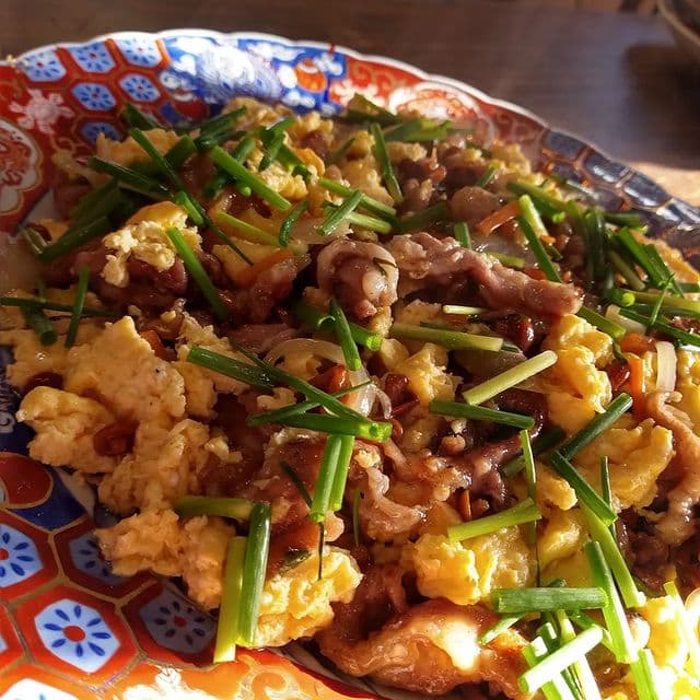 ふんわり卵と牛肉を炒め合わせ、ニラをたっぷりのせた一皿