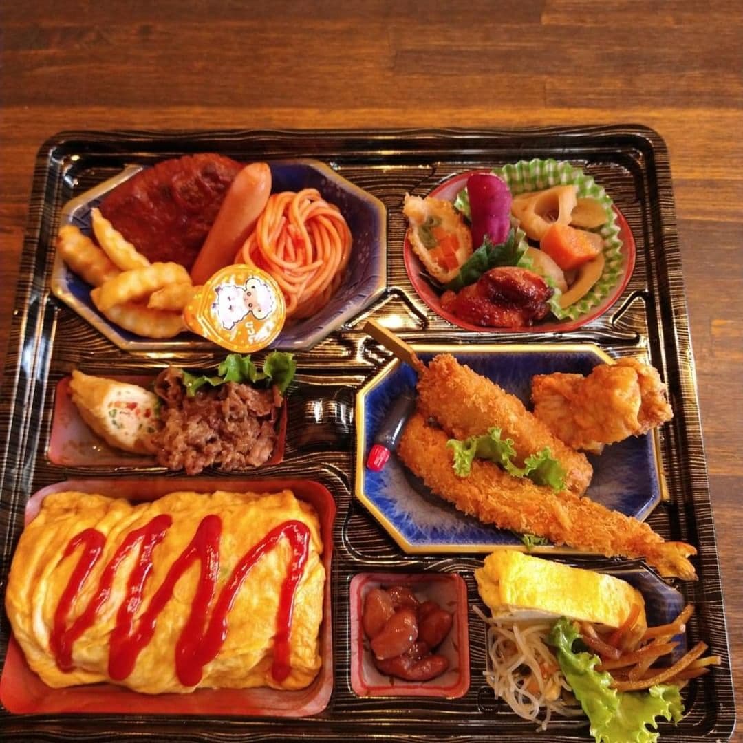 オムライス、エビフライ、ハンバーグを詰め合わせた洋風の仕出し弁当