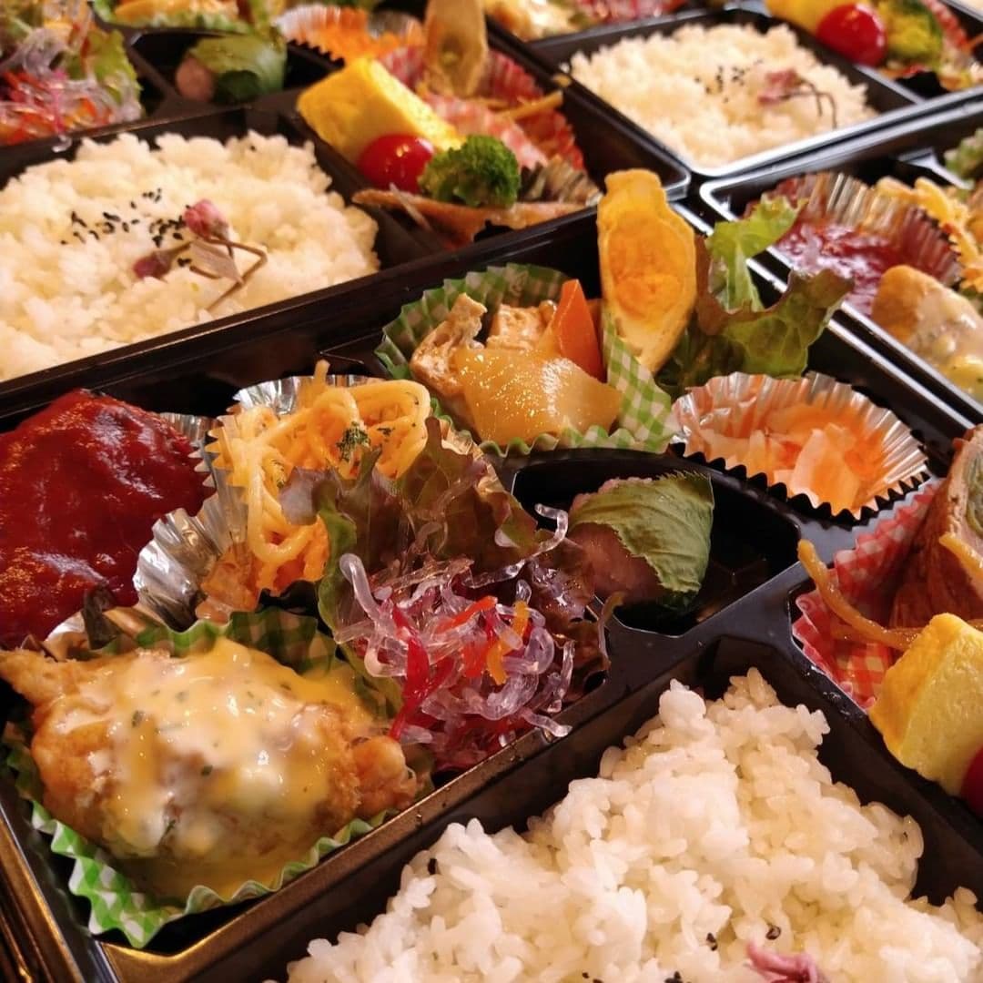 ごはんとおかずをたっぷり詰めた、スポーツ大会向けのボリューム弁当
