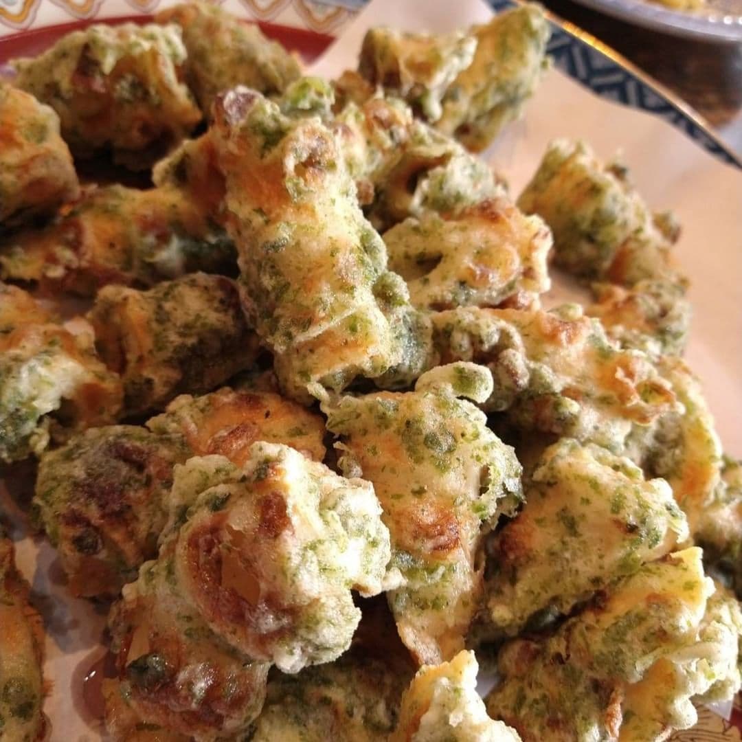 青のりの衣をまとって揚がった、ちくわの磯辺揚げ