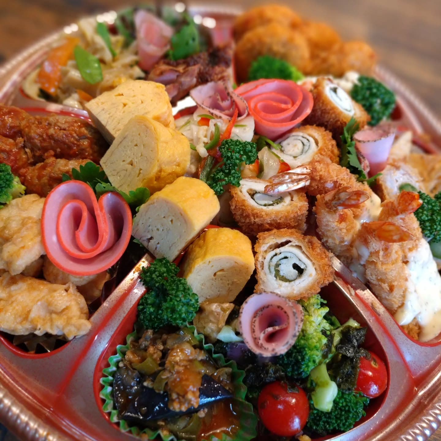 ハムの飾り切りや卵焼き、エビフライで華やかに盛りつけた特製オードブル