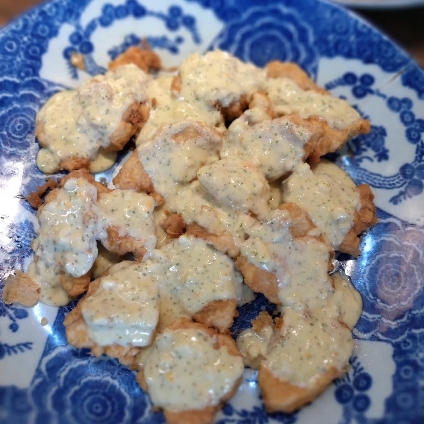 自家製タルタルソースをたっぷりかけた、揚げたてのチキン南蛮