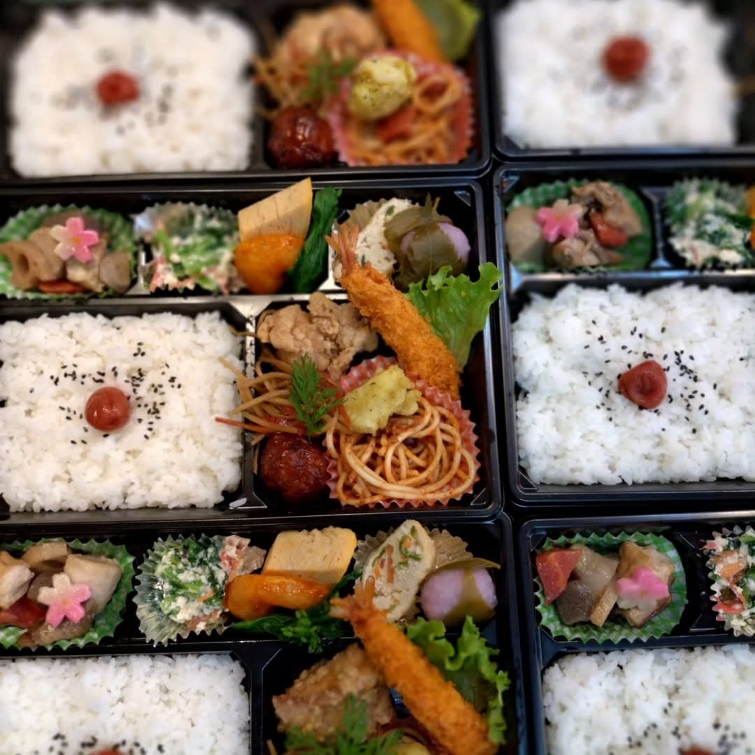 煮物、和え物、揚げ物を彩りよく詰めた食工房ふたみの日替わり弁当
