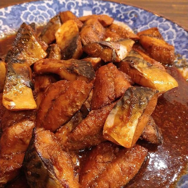 甘辛いたれでじっくり煮込んだ、さばとなすの煮付け