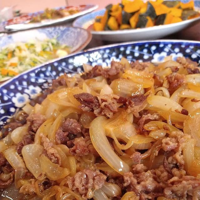 牛肉と玉ねぎの甘辛炒め、かぼちゃの煮物、サラダなど、その日の手作り惣菜が並ぶ様子