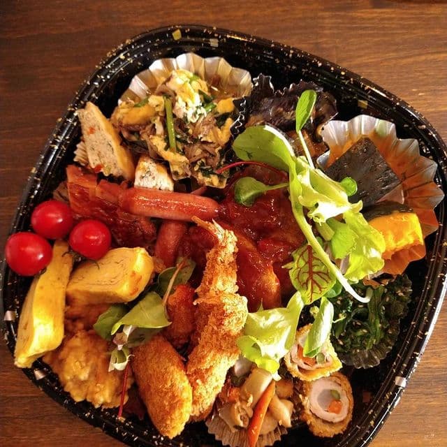 卵焼きやフライ、サラダをコンパクトにまとめた少人数向けオードブル