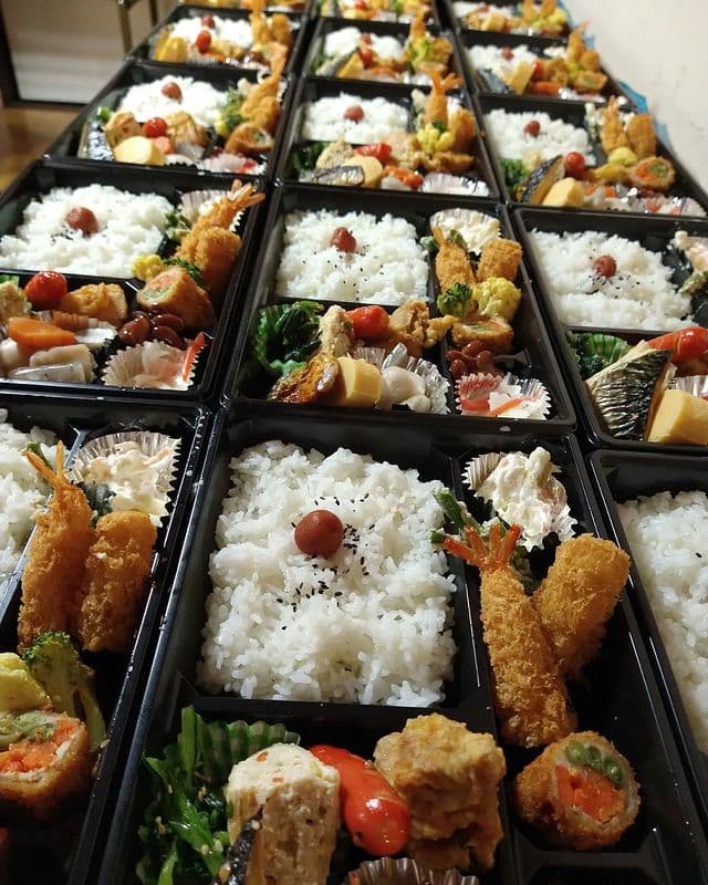 宮崎市内へお届けする仕出し弁当を数十食分ずらりと並べたところ
