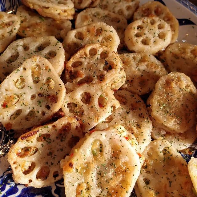 青のりをふって香ばしく焼き上げた、れんこんのはさみ揚げ